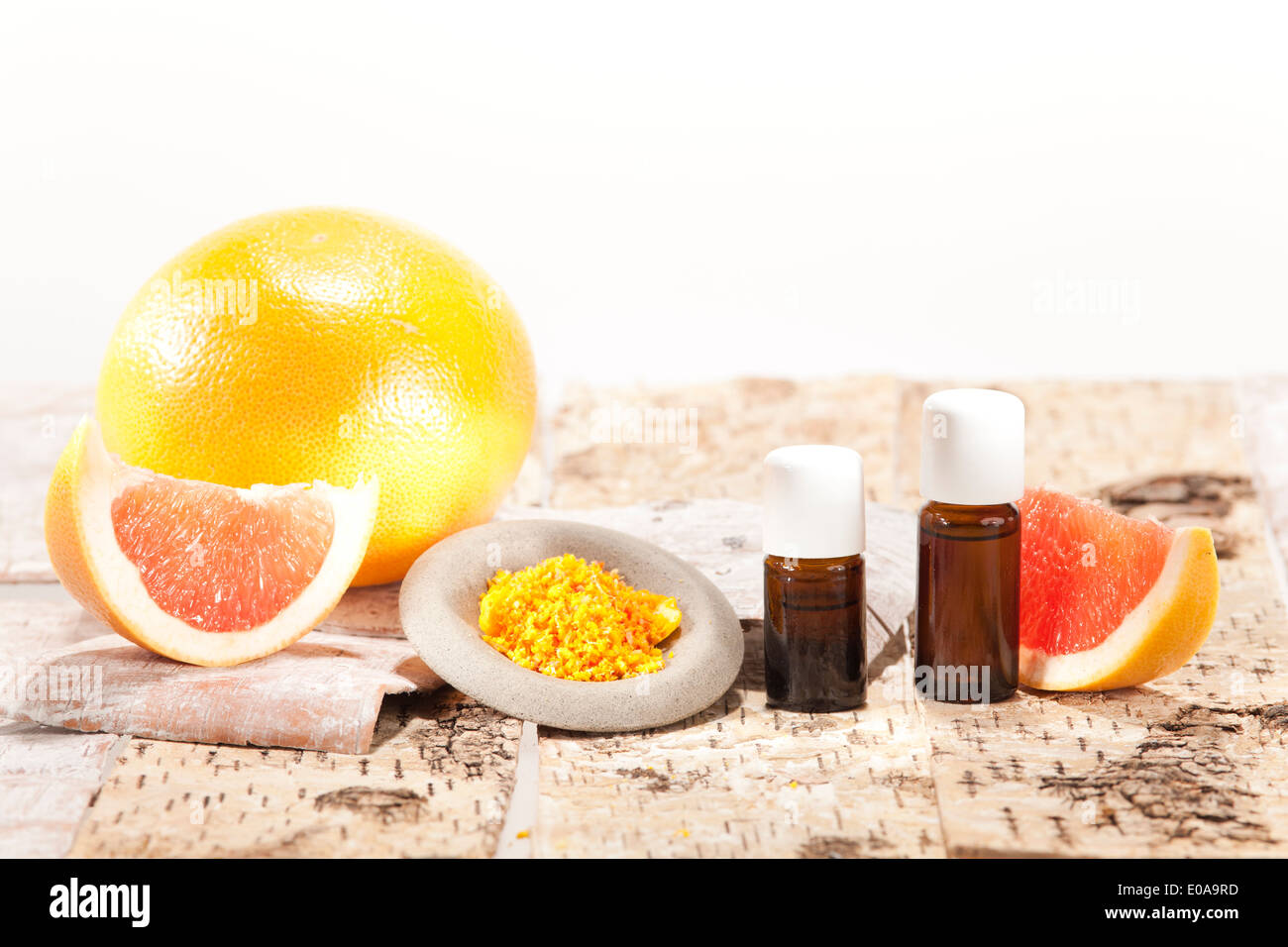 Aceite esencial de los frutos para uso en la aromaterapia Foto de stock