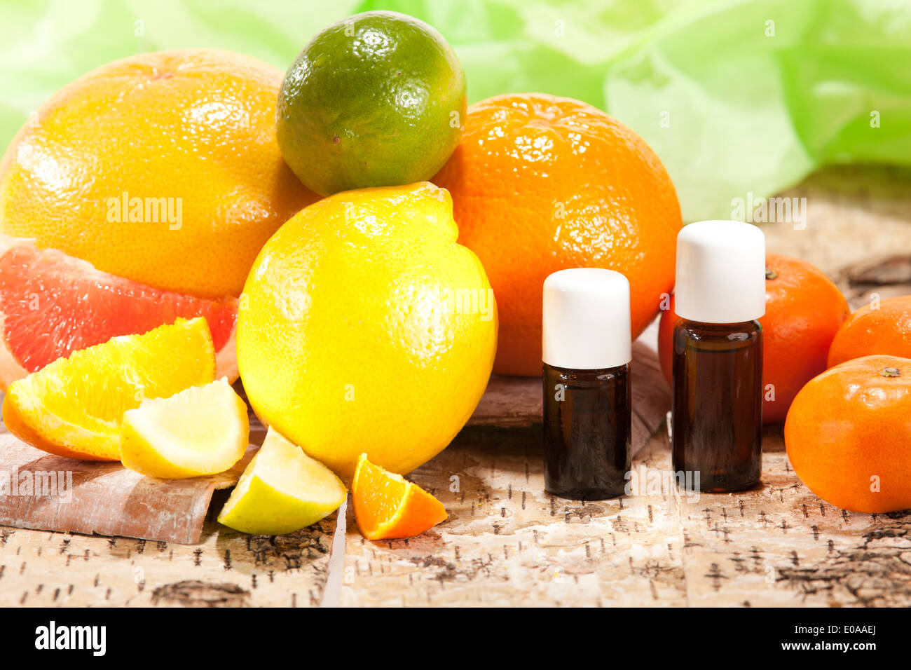 Aceite esencial de los frutos para uso en la aromaterapia Foto de stock
