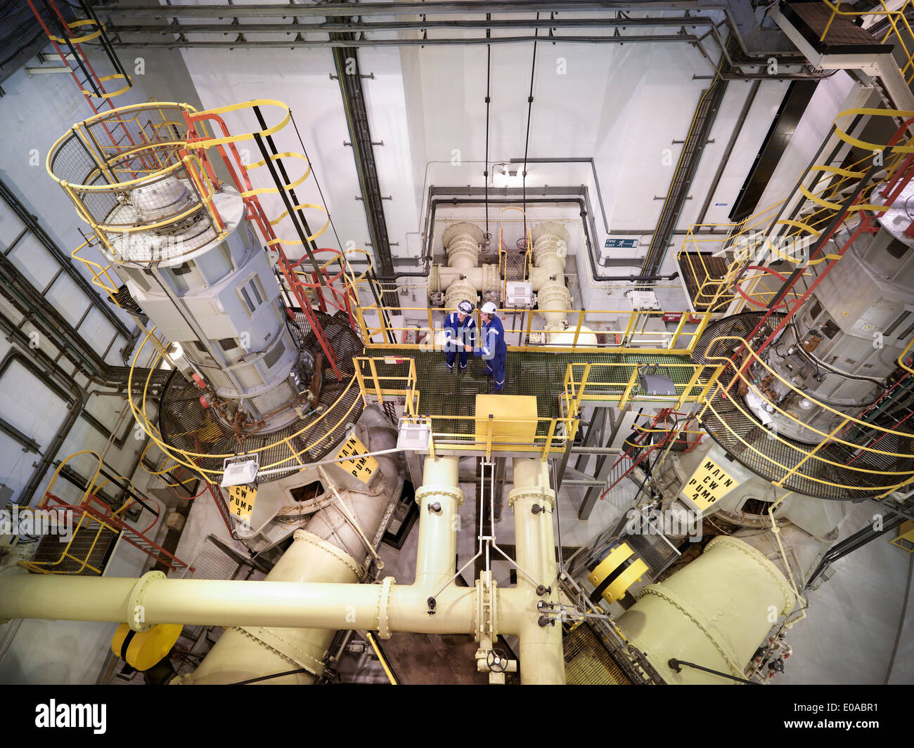 Ingenieros en la estación de bombeo de agua de mar de Power Station, un alto ángulo de visualización Foto de stock