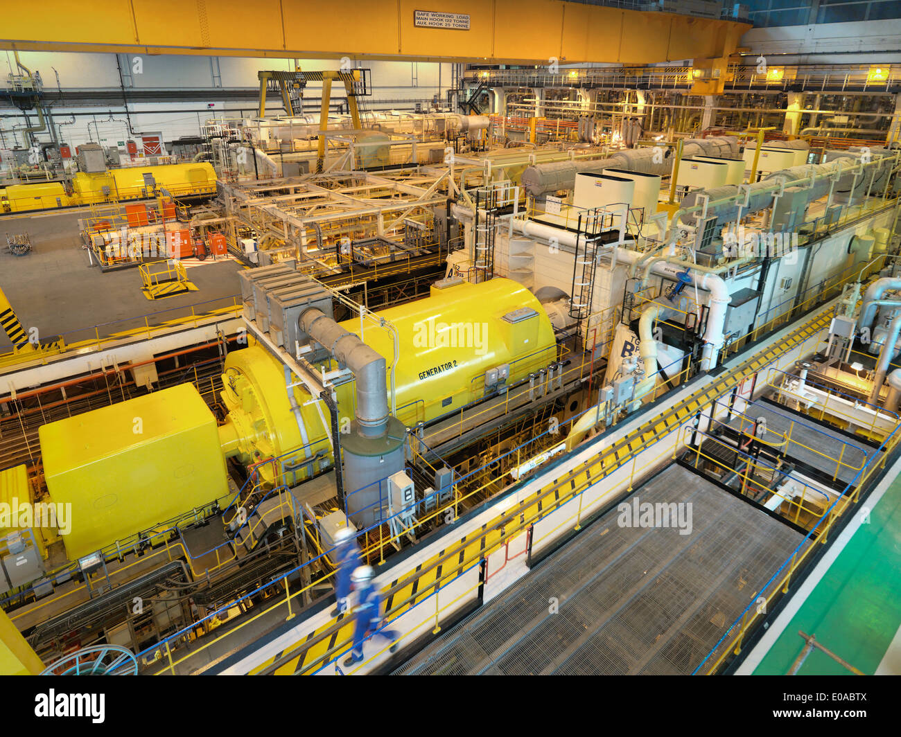 Los trabajadores en la sala de turbinas de la central eléctrica, un alto ángulo de visualización Foto de stock