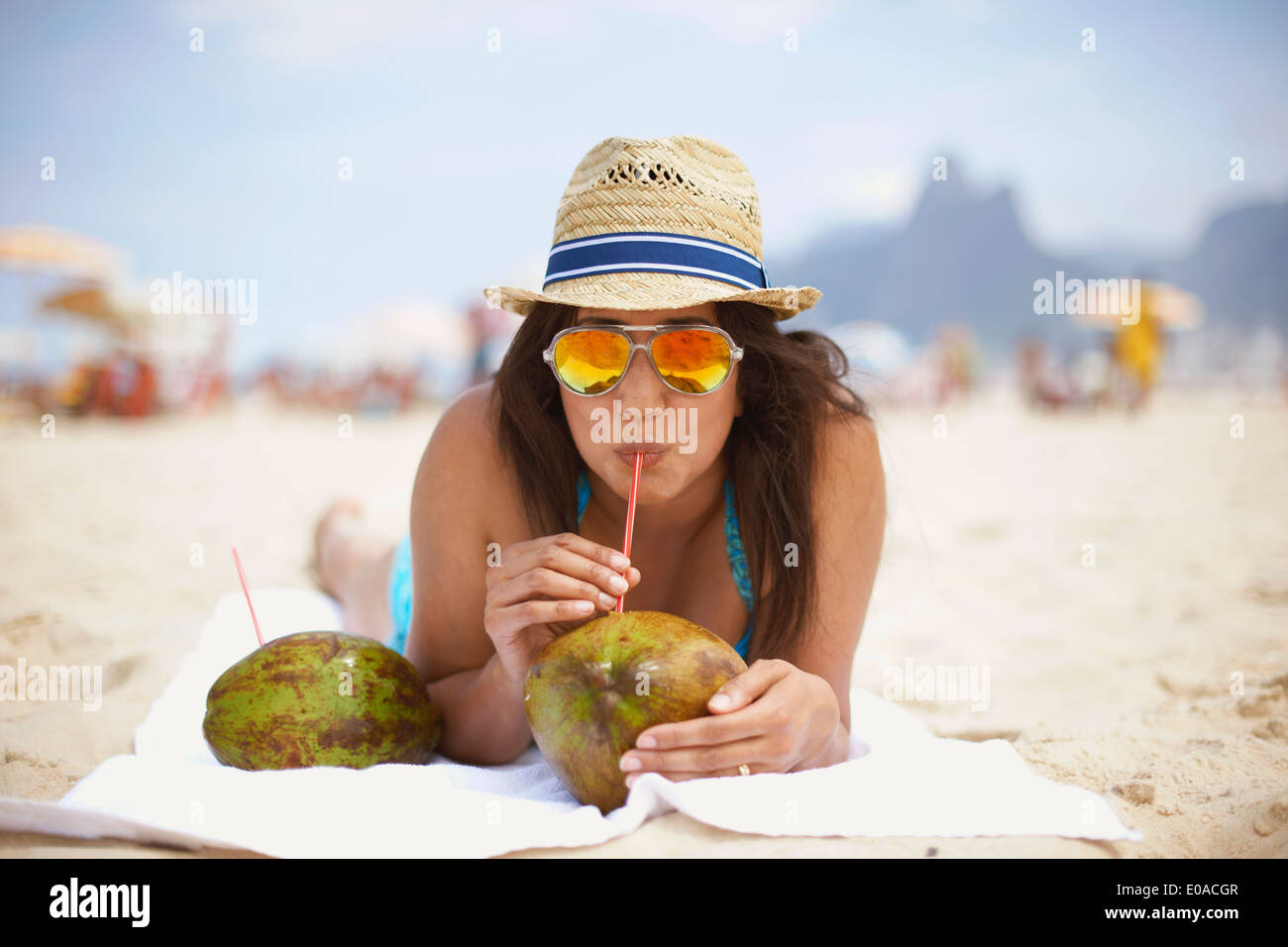 Retrato de mujer madura, bebiendo de coco, la playa de Ipanema, Río de Janeiro, Brasil Foto de stock