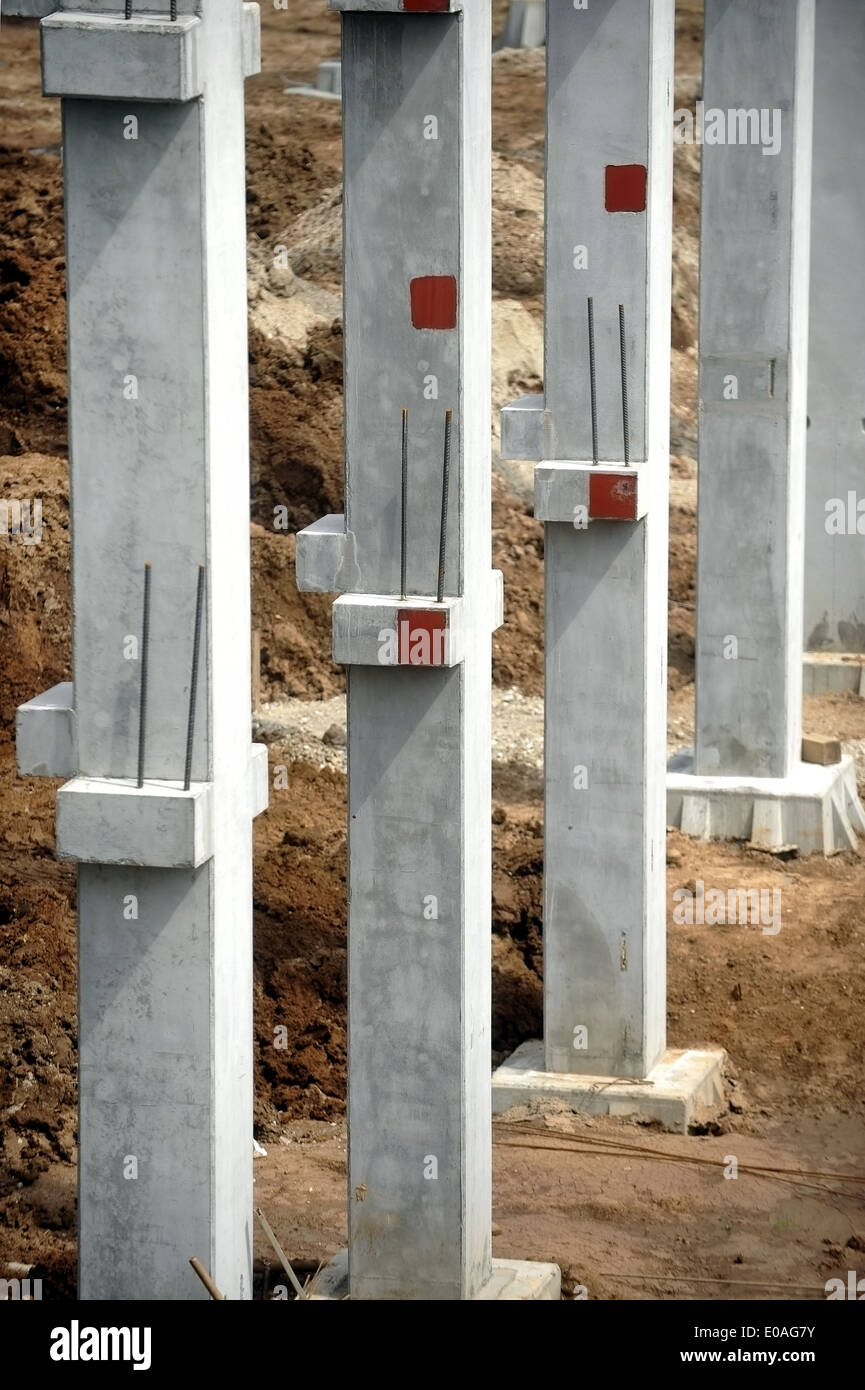 Sitio de construcción detalle con varios pilares de hormigón Foto de stock