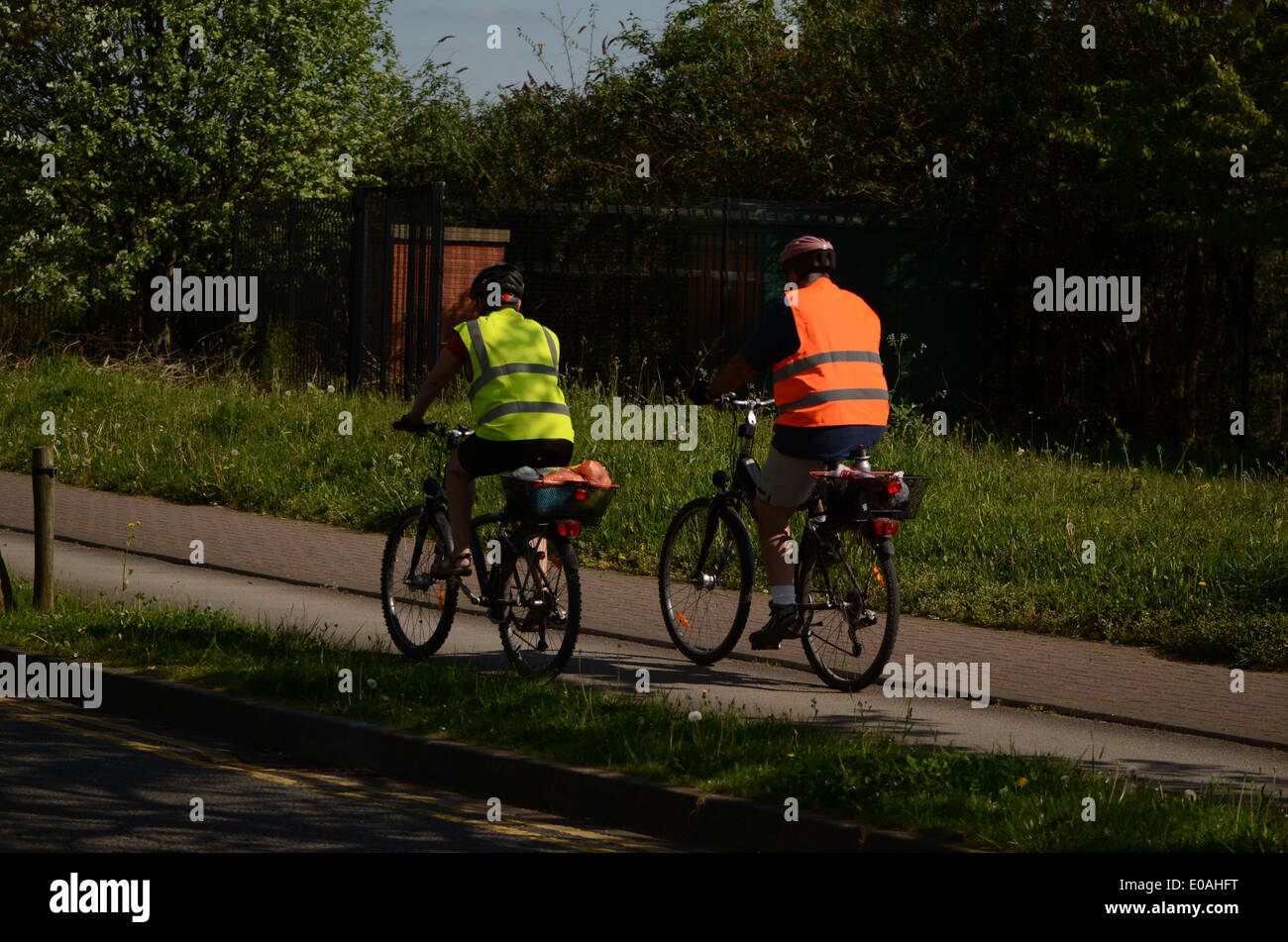 Ciclo ruta en Nottingham, dos ciclistas vestían chaquetas de alta visibilidad Foto de stock