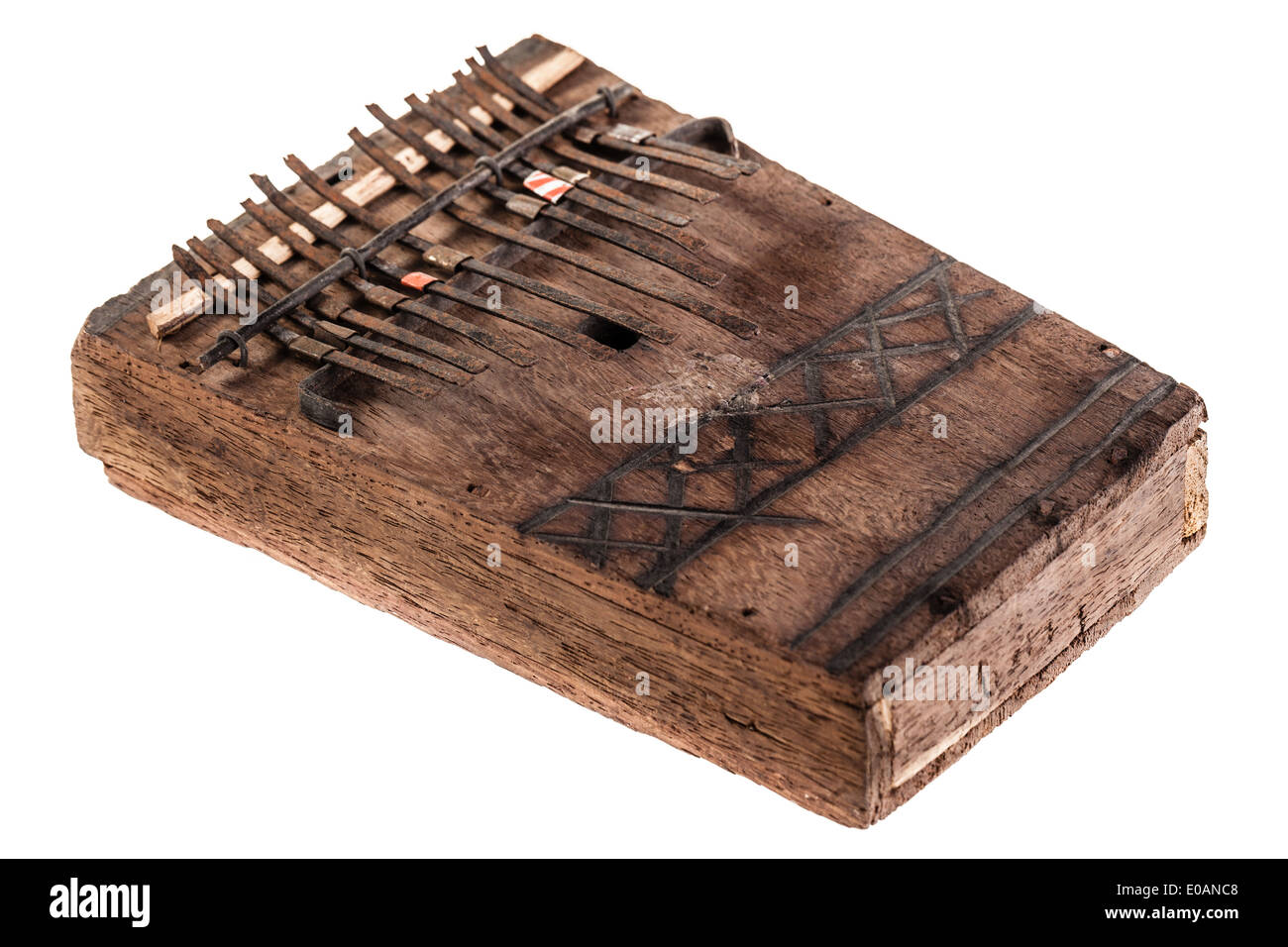 Un instrumento africano llamado Mbira, que consta de una placa de madera  con teclas metálicas escalonadas adjunta Fotografía de stock - Alamy