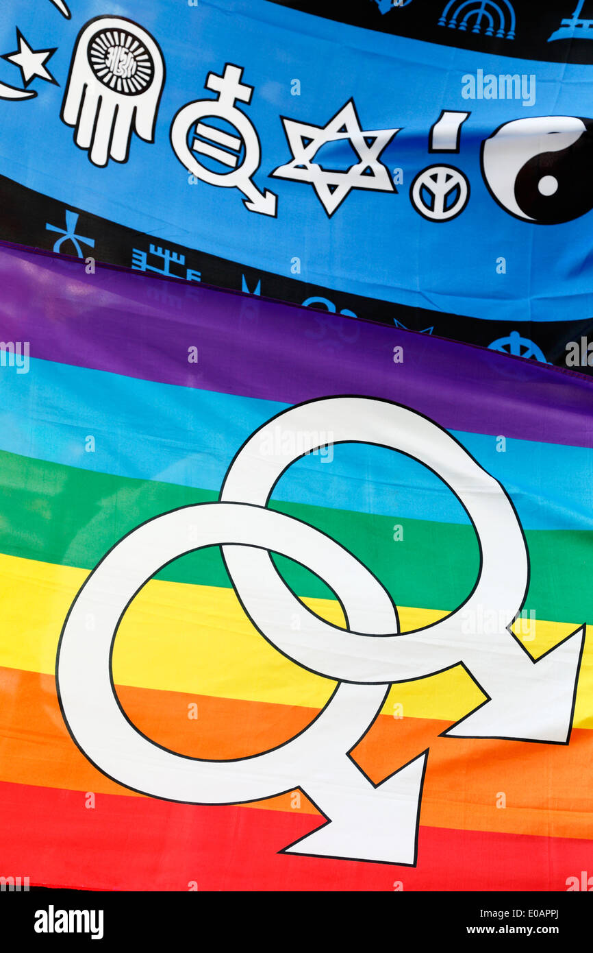 La bandera del arco iris gay con símbolos de igualdad. Foto de stock