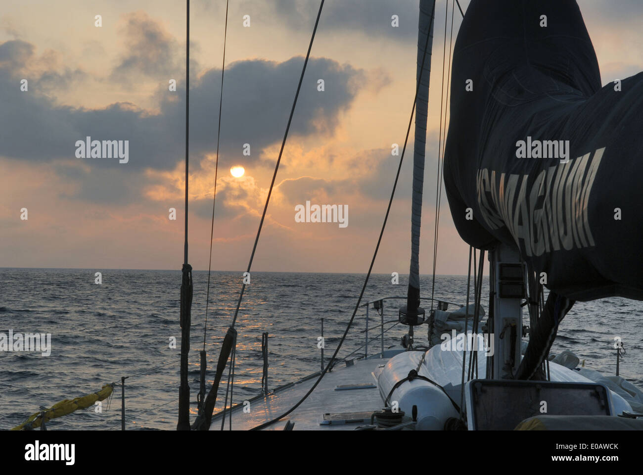 Bote de vela en la navegación en el mar Mediterráneo Sur Foto de stock