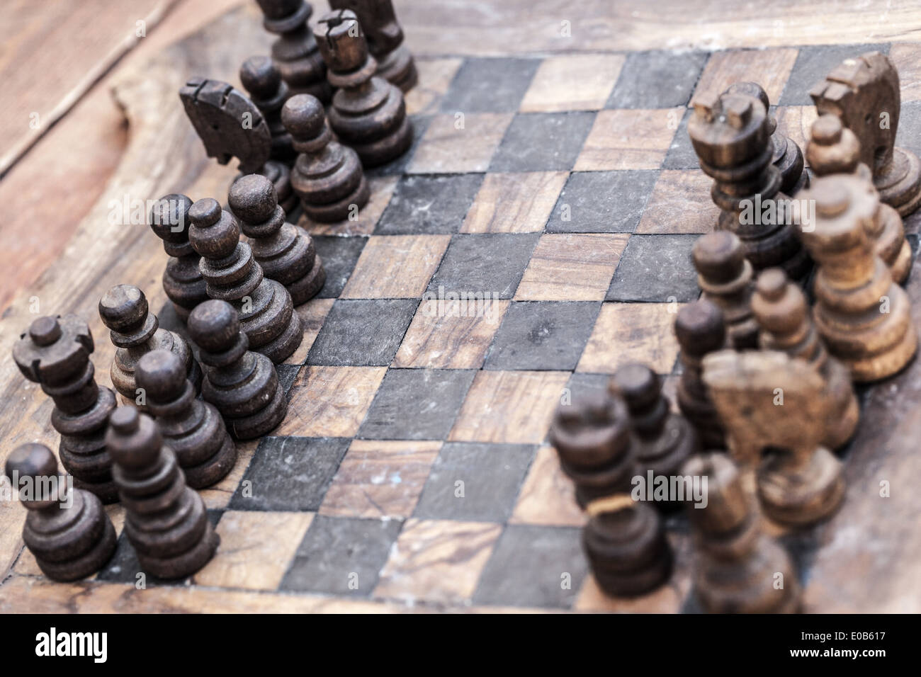 Juego de ajedrez medieval de madera, con manchas y arañazos Fotografía de  stock - Alamy