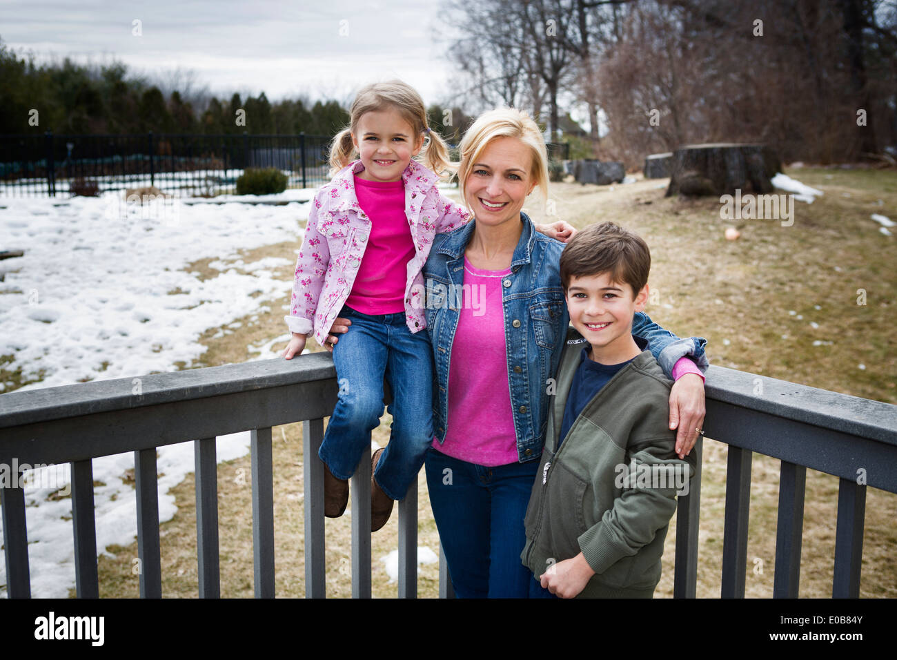 Retrato de la madre y dos hijos en estacionamiento Foto de stock