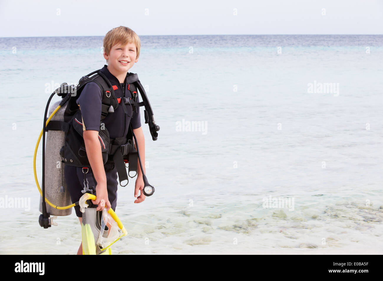 Niño con equipos de submarinismo a disfrutar de vacaciones en la playa Foto de stock