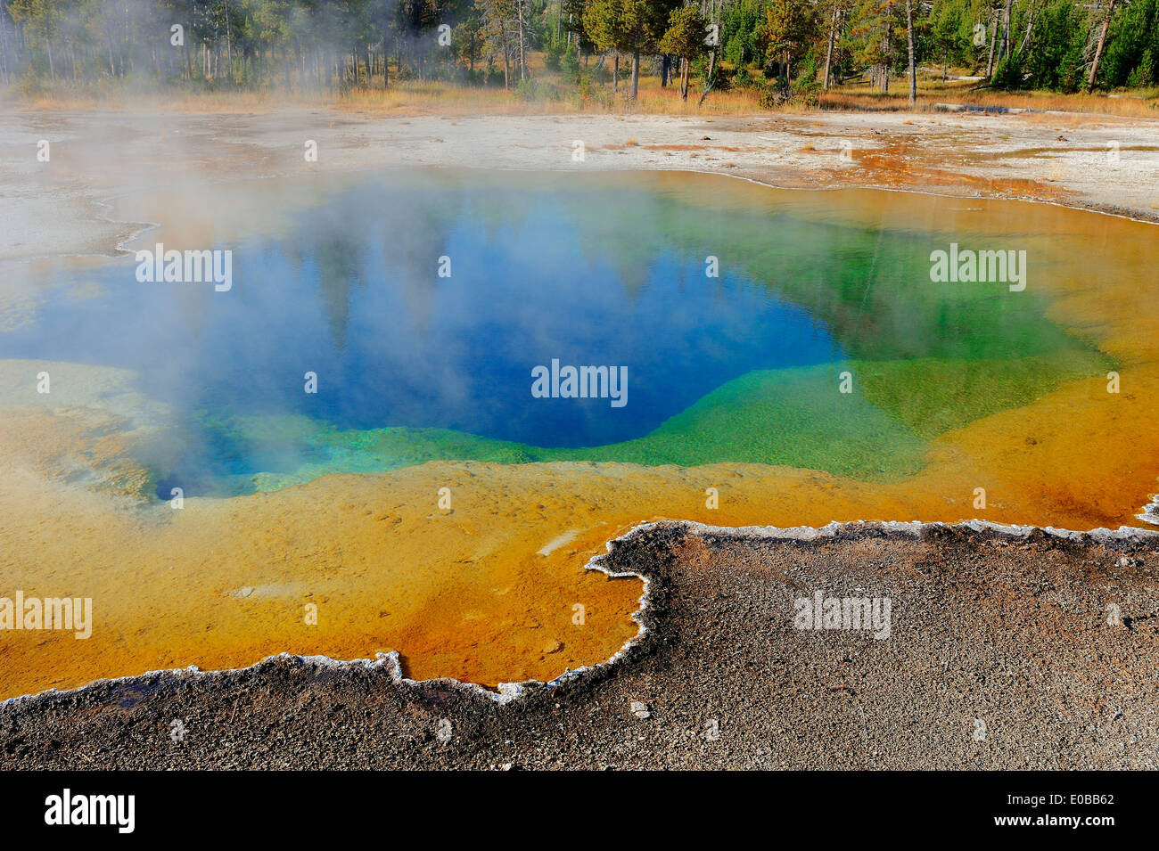 Emerald Pool, Cuenca de arena negra, el parque nacional de Yellowstone, en EE.UU. Foto de stock