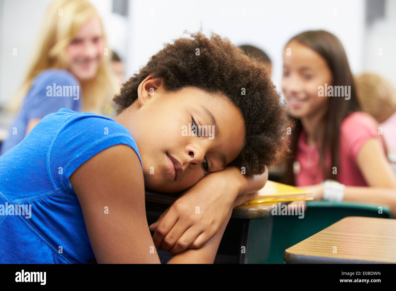 Chica infeliz siendo acosado en clase Foto de stock