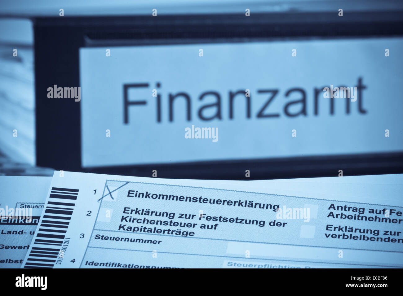 Un alemán devolución de impuestos para el impuesto sobre la renta se llena. Eine deutsche Steuererklaerung fuer Einkommensteuer wird ausgefuellt. Foto de stock