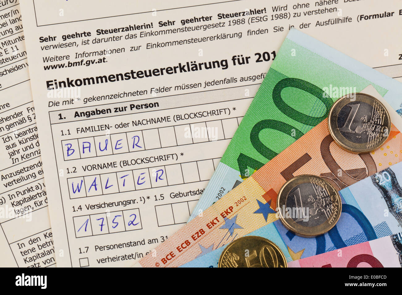 Un austríaco de devolución de impuestos para el impuesto sobre la renta se llena. Eine oesterreichische Steuererklaerung fuer Einkommensteuer wird ausgefuellt. Foto de stock
