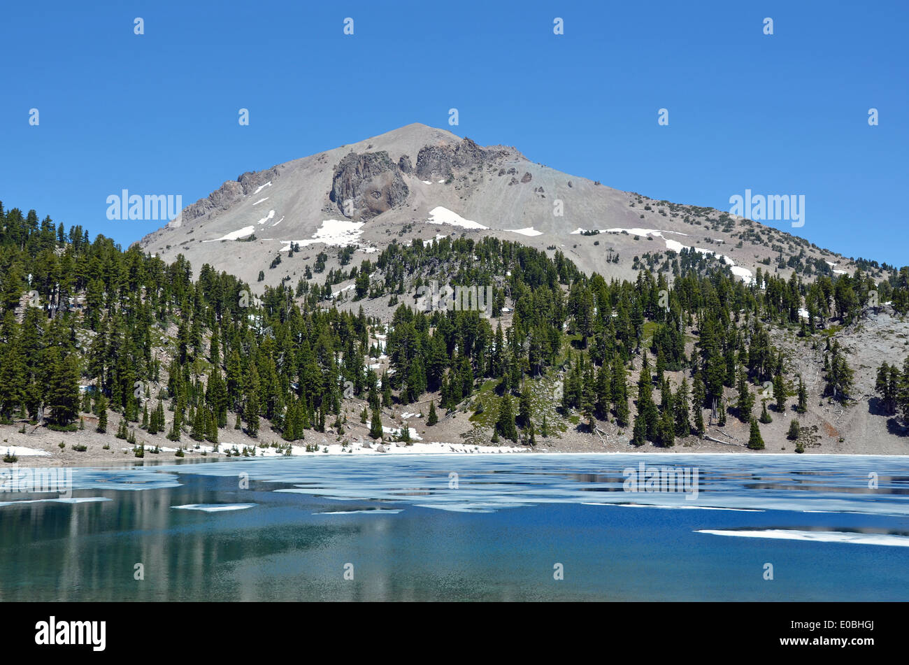 Blue Mountain Lake, con el deshielo en la primavera Foto de stock