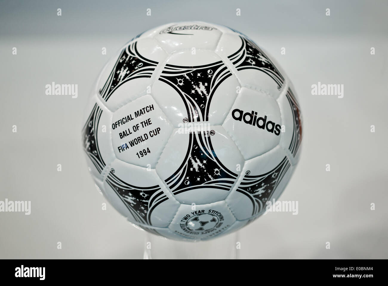 Fürth, Alemania. 08 de mayo 2014. "Questra" balón de fútbol que el balón oficial de la mundial de fútbol de 1994 en Estados Unidos está representado en la reunión