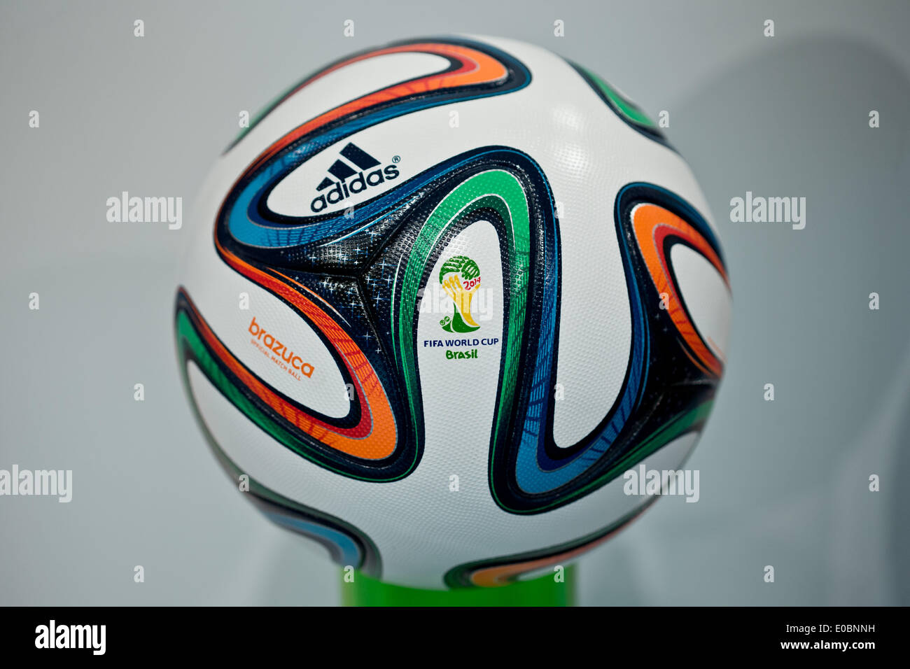 Fürth, Alemania. 08 de mayo de 2014. "Brazuca" balón fútbol que será el balón oficial de la copa de fútbol de 2014 en Brasil se muestra durante la reunión general