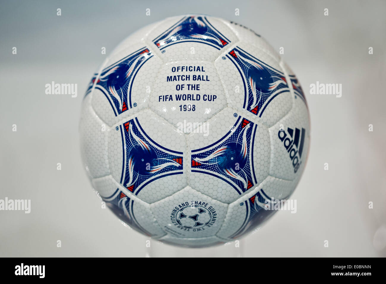 Fürth, Alemania. 08 de de 2014. La 'tricolor' balón de fútbol que fue el balón oficial de copa mundial de fútbol de 1998 en representada durante la reunión