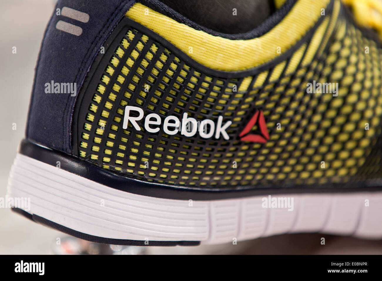 El logotipo de la marca Reebok de fabricante de artículos deportivos Adidas  es visto en una zapatilla de fútbol durante la reunión general de adidas en  Fürth, Alemania, 08 de mayo de