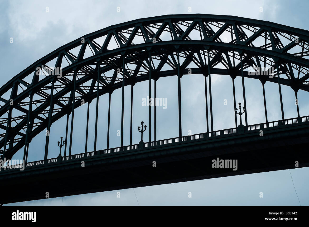 El Río Tyne Bridge spanning entre Newcastle y Gateshead. Foto de stock