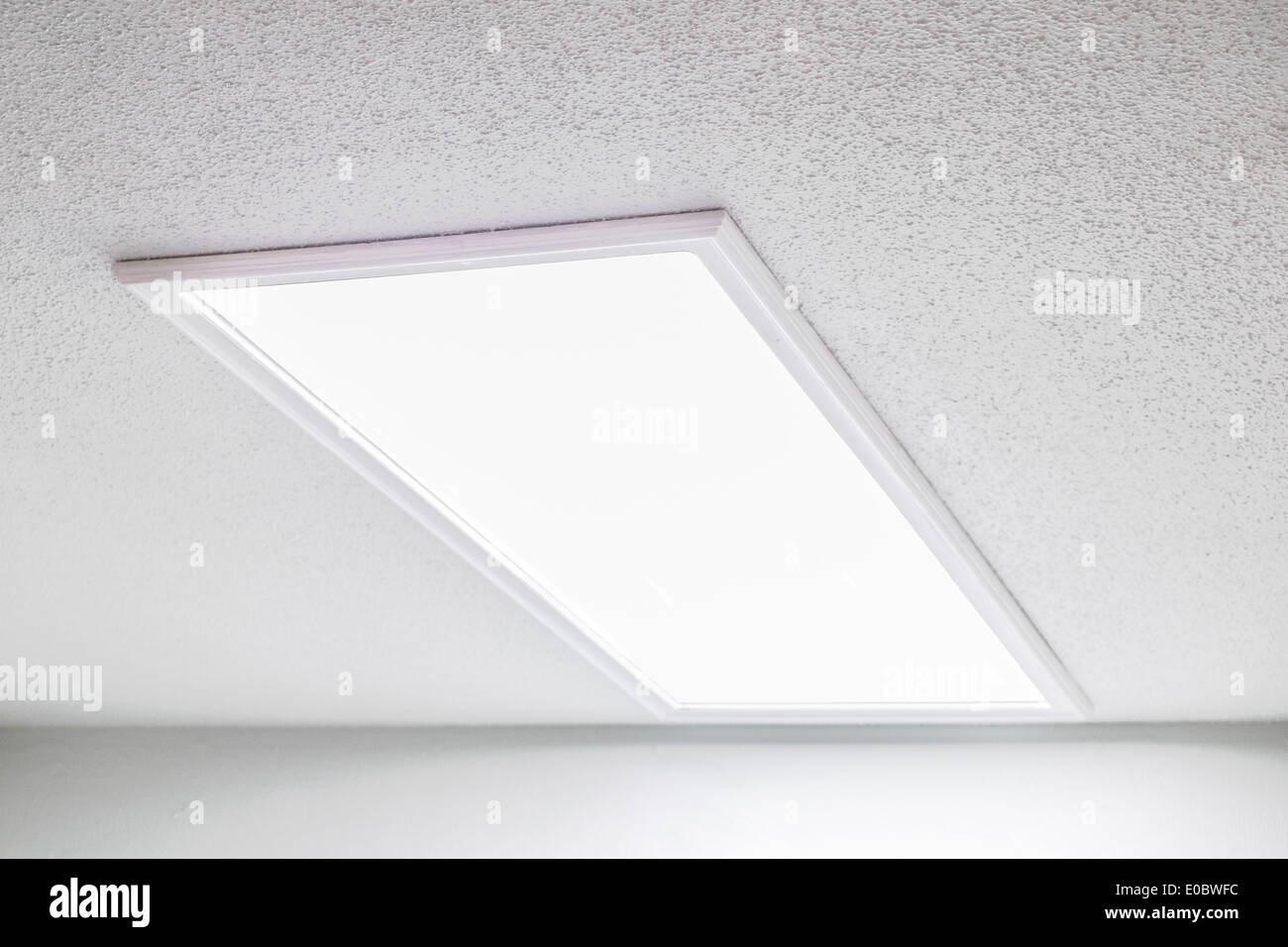 Una claraboya permite a la luz del día en el techo de una casa. Ee.Uu. Foto de stock