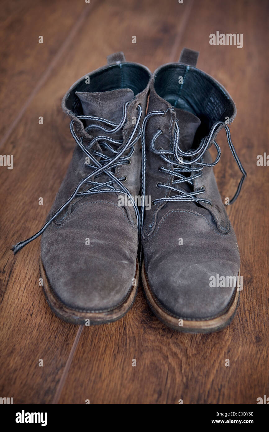 Un par de gamuza gris de encaje del hombre de las botas sobre un piso de  madera Fotografía de stock - Alamy