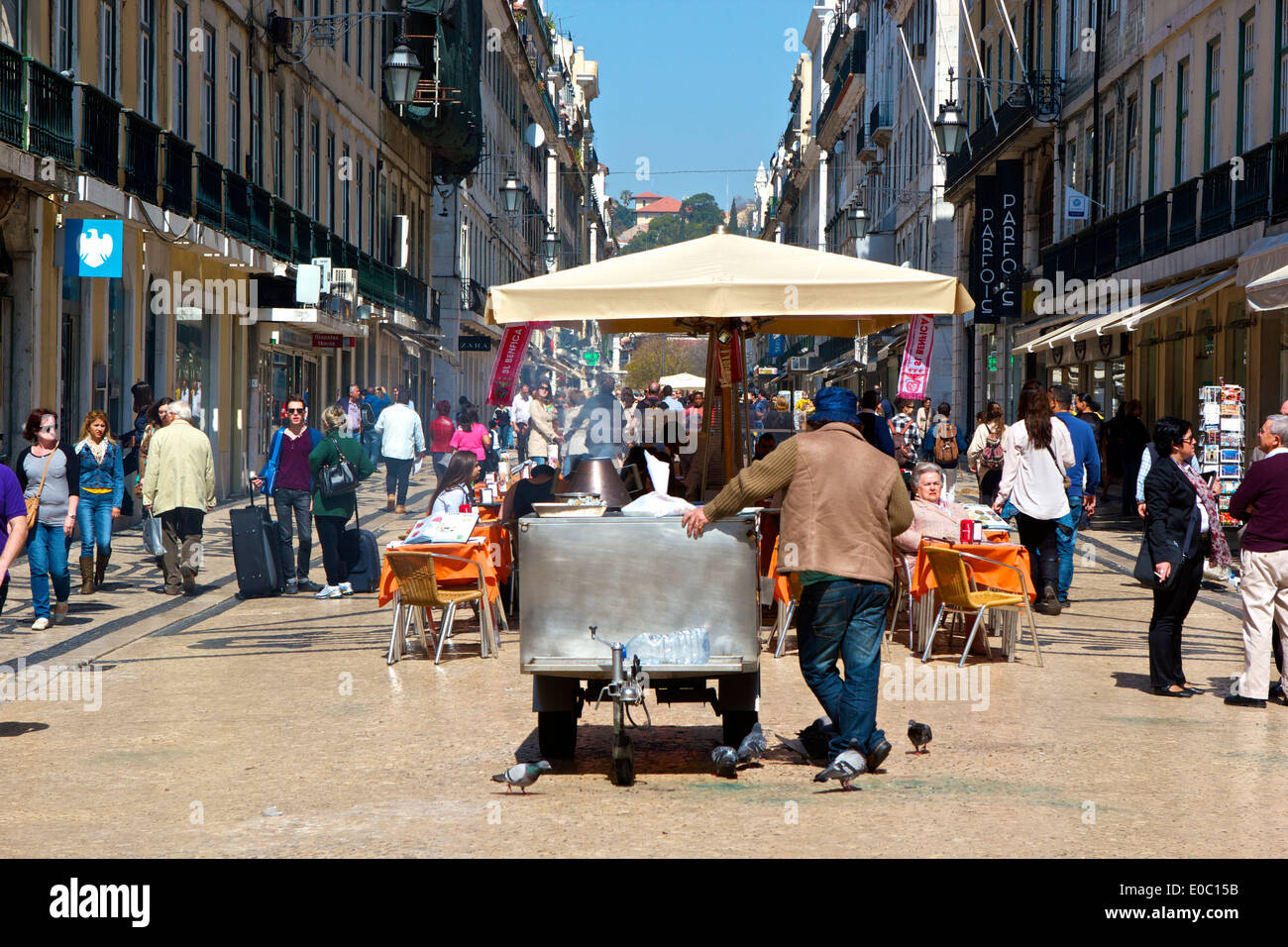 Vendedor de castañas alfresco Café Cultura y turistas en la Rua Augusta Lisboa Portugal Europa occidental Foto de stock