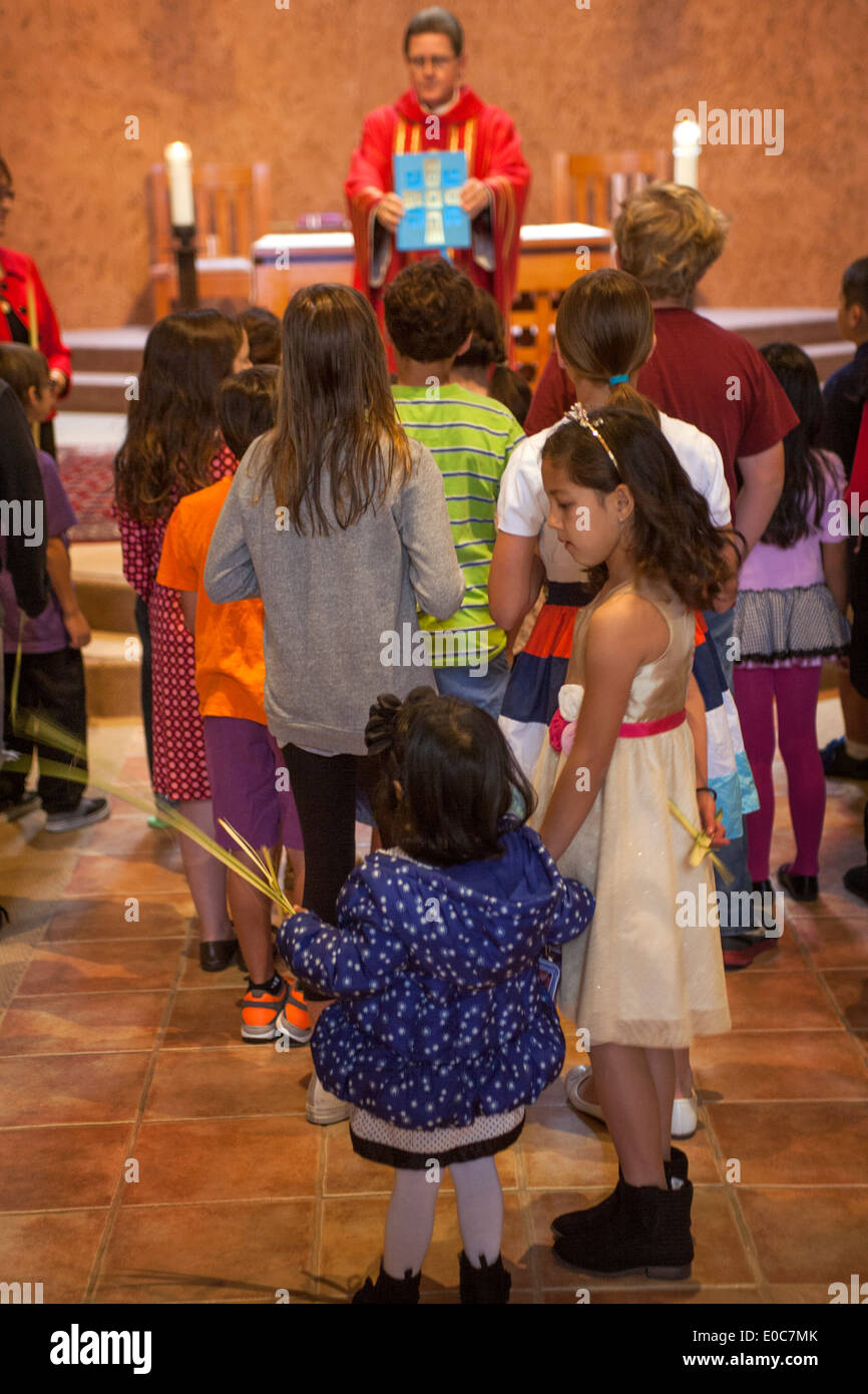 Niños miembros de congregaciones de la Iglesia de San Timoteo, Laguna  Niguel, CA, reunir antes de su pastor el Domingo de Ramos antes de ir a los  niños la liturgia de la