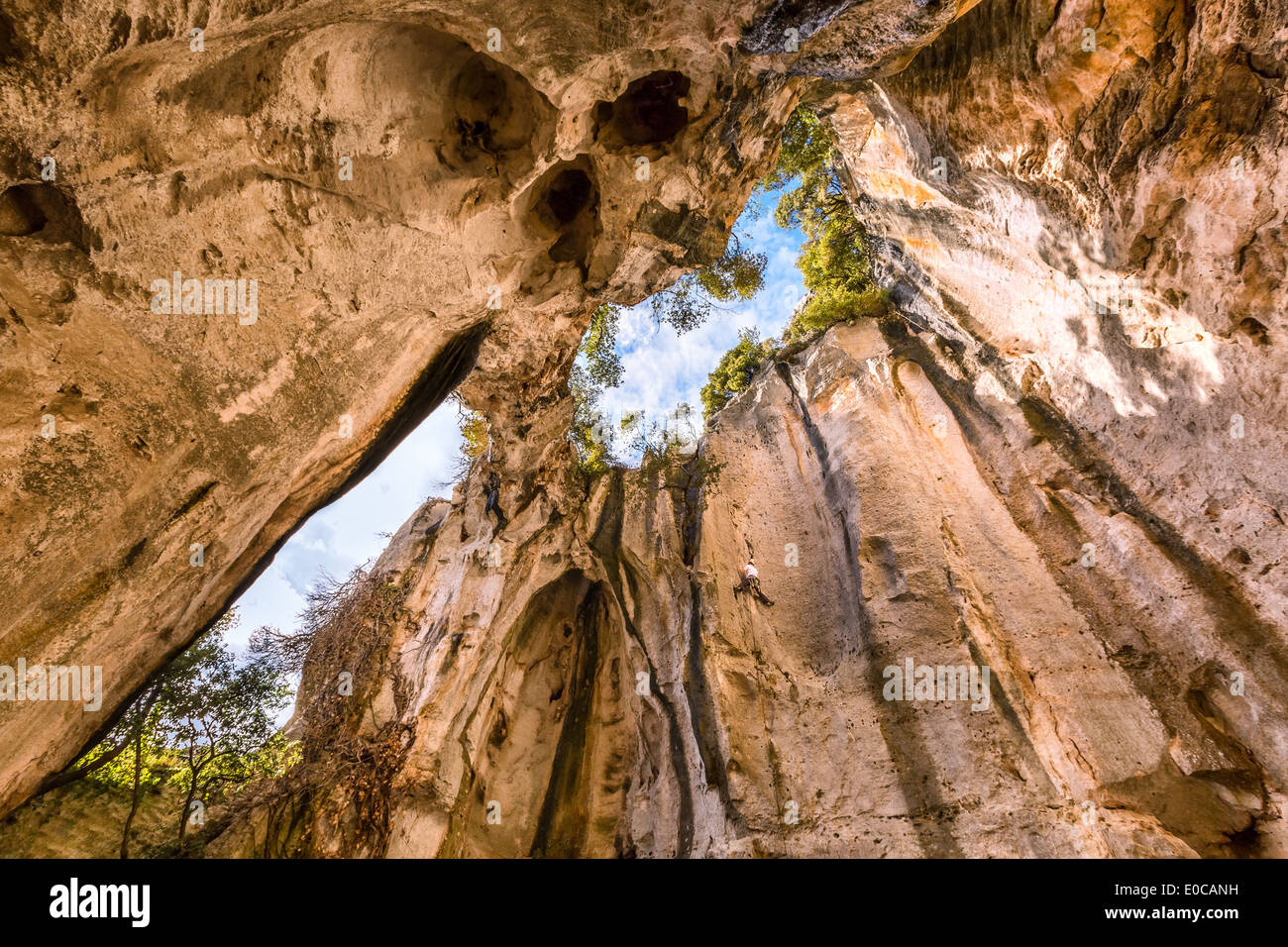 Escalada en roca en una cueva, Finale Ligure, Italia, UE Foto de stock