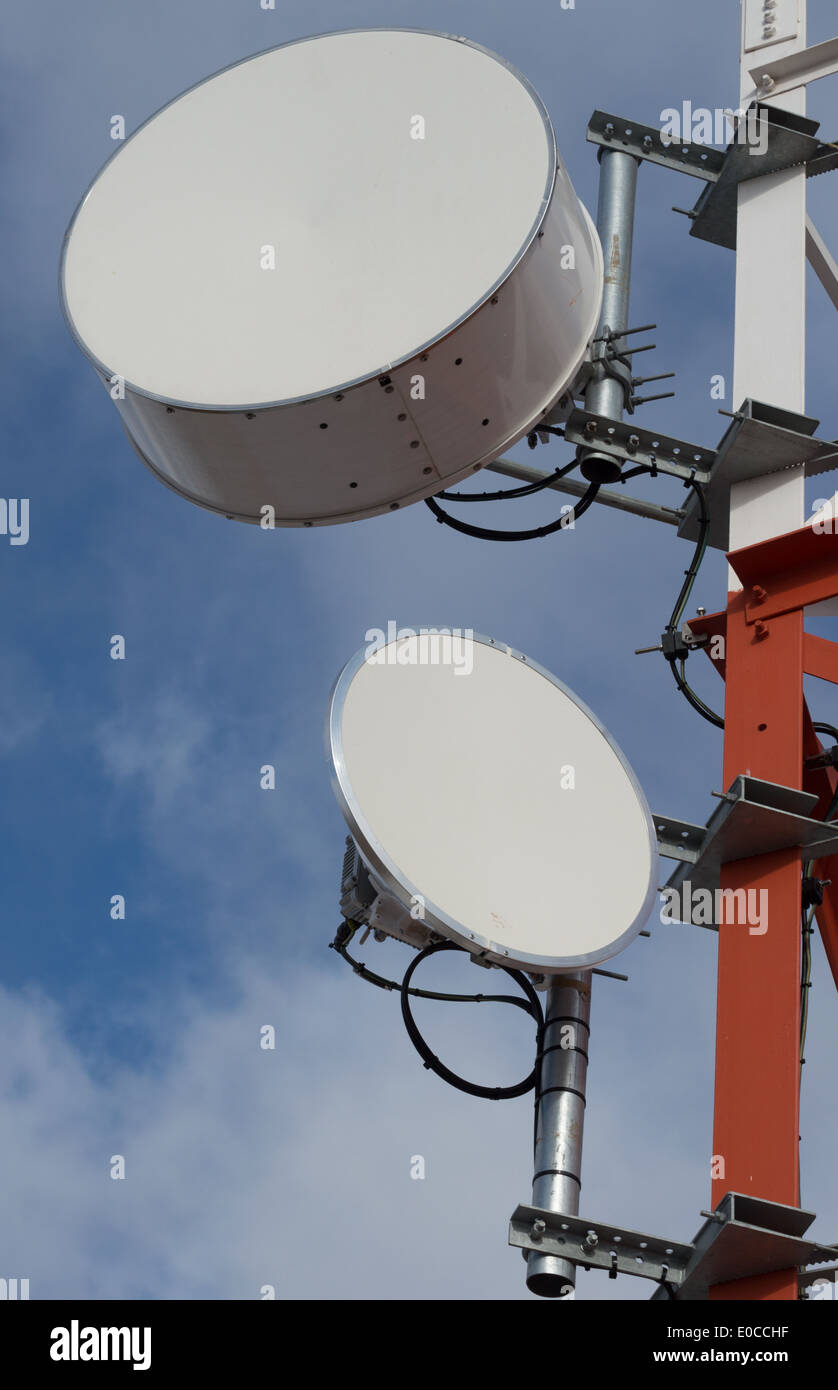 Las antenas de transmisión de microondas Fotografía de stock - Alamy