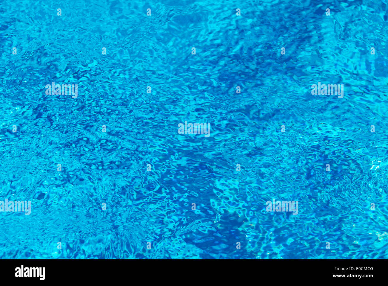 Las azules aguas de superficie en una piscina como fondo, Die blaue Wasseroberflaeche en einem Schwimmbad als Hintergrund Foto de stock