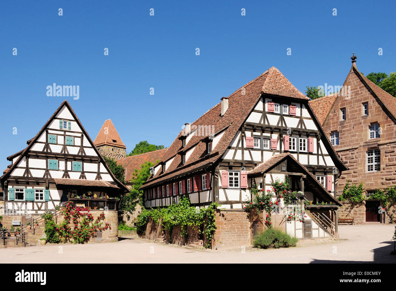 Casas de entramados en el patio del monasterio Kloster Maulbronn, Maulbronn, Baden-Württemberg, Alemania, Europa Foto de stock