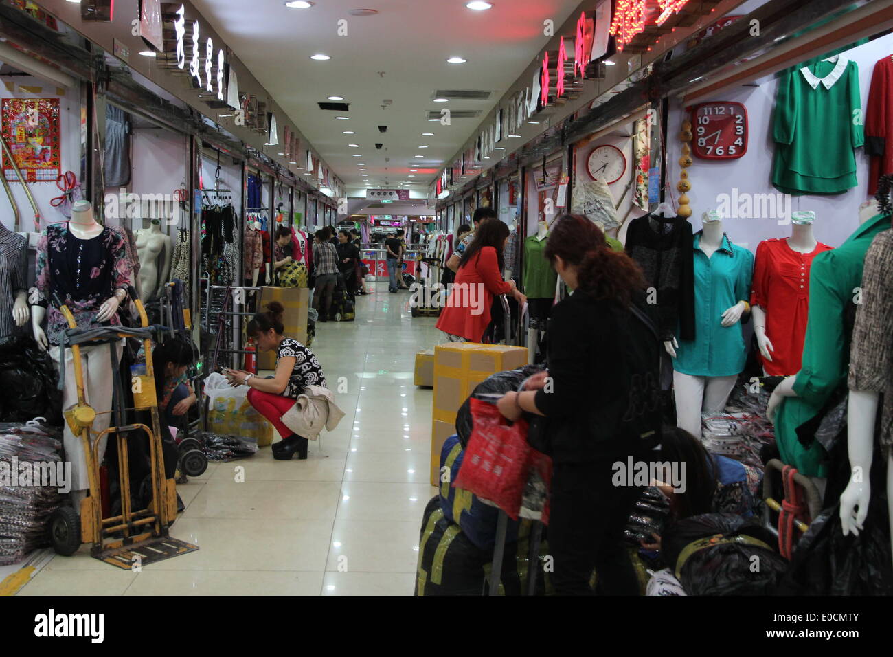 Beijing, China. 9 de mayo de 2014. Los tenderos empacar sus mercancías en  el mercado mayorista de ropa Dahongmen en Beijing, capital de China, 9 de  mayo de 2014. Un acuerdo de