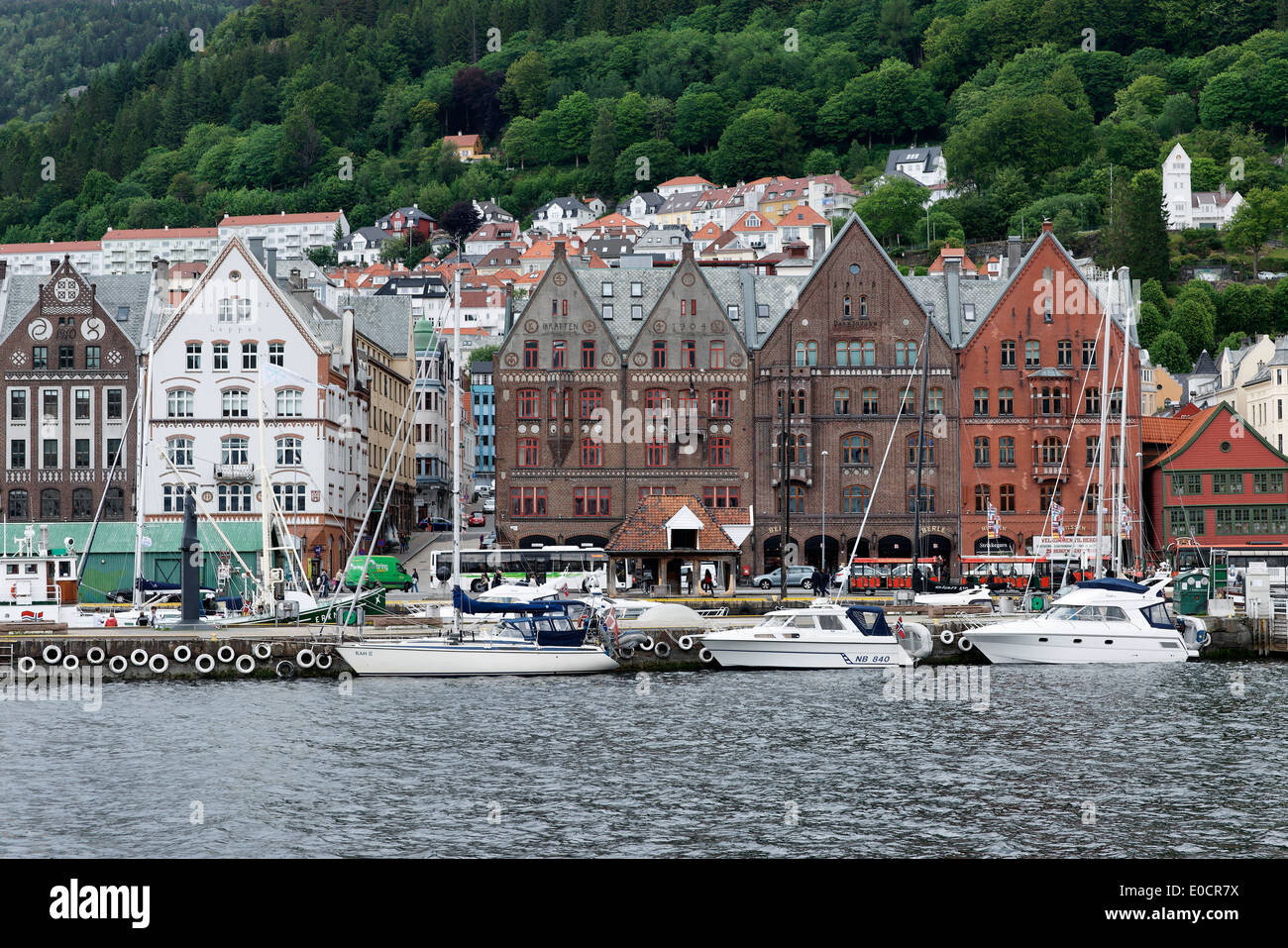Casas puerto de bergen noruega fotografías e imágenes de alta resolución -  Alamy
