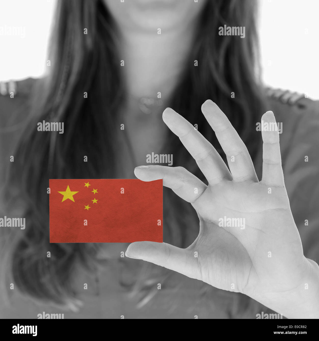 Mujer mostrando una tarjeta en blanco y negro de China Foto de stock