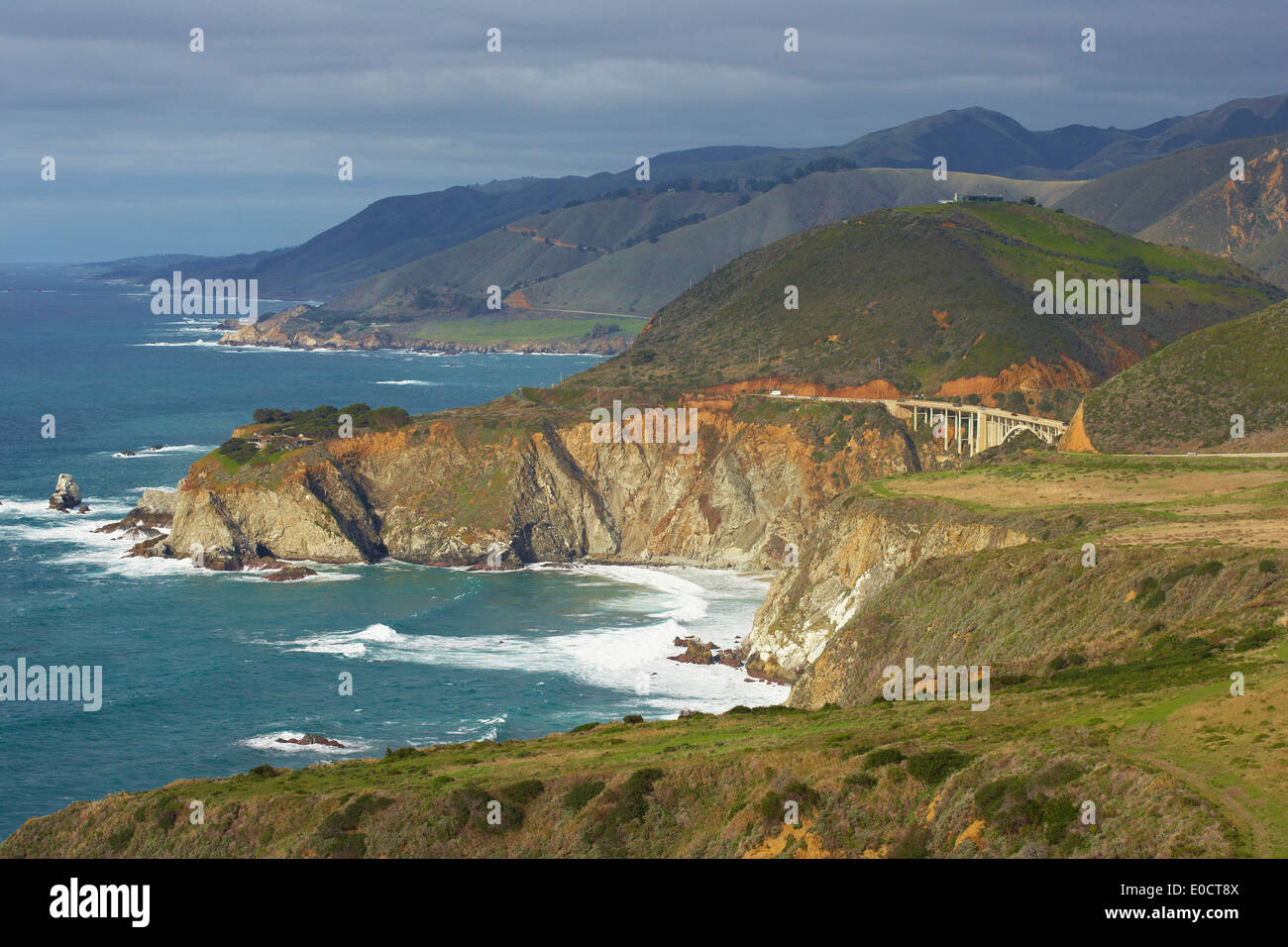 Vista de la costa del Pacífico con Bixby Puente, Océano Pacífico, California, EE.UU., América Foto de stock