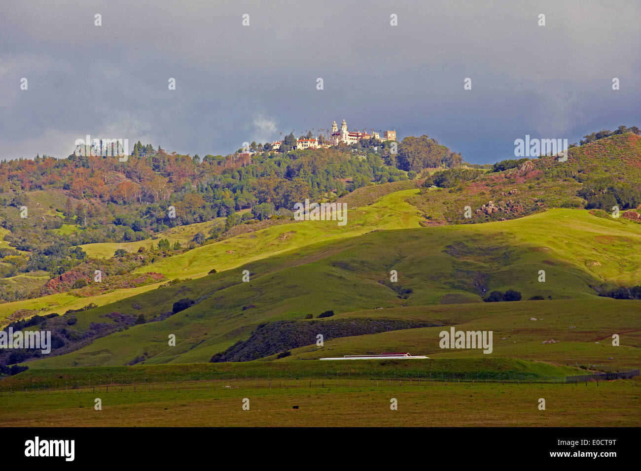 Vista del castillo Hearst en un idílico paisaje montañoso, California, EE.UU., América Foto de stock