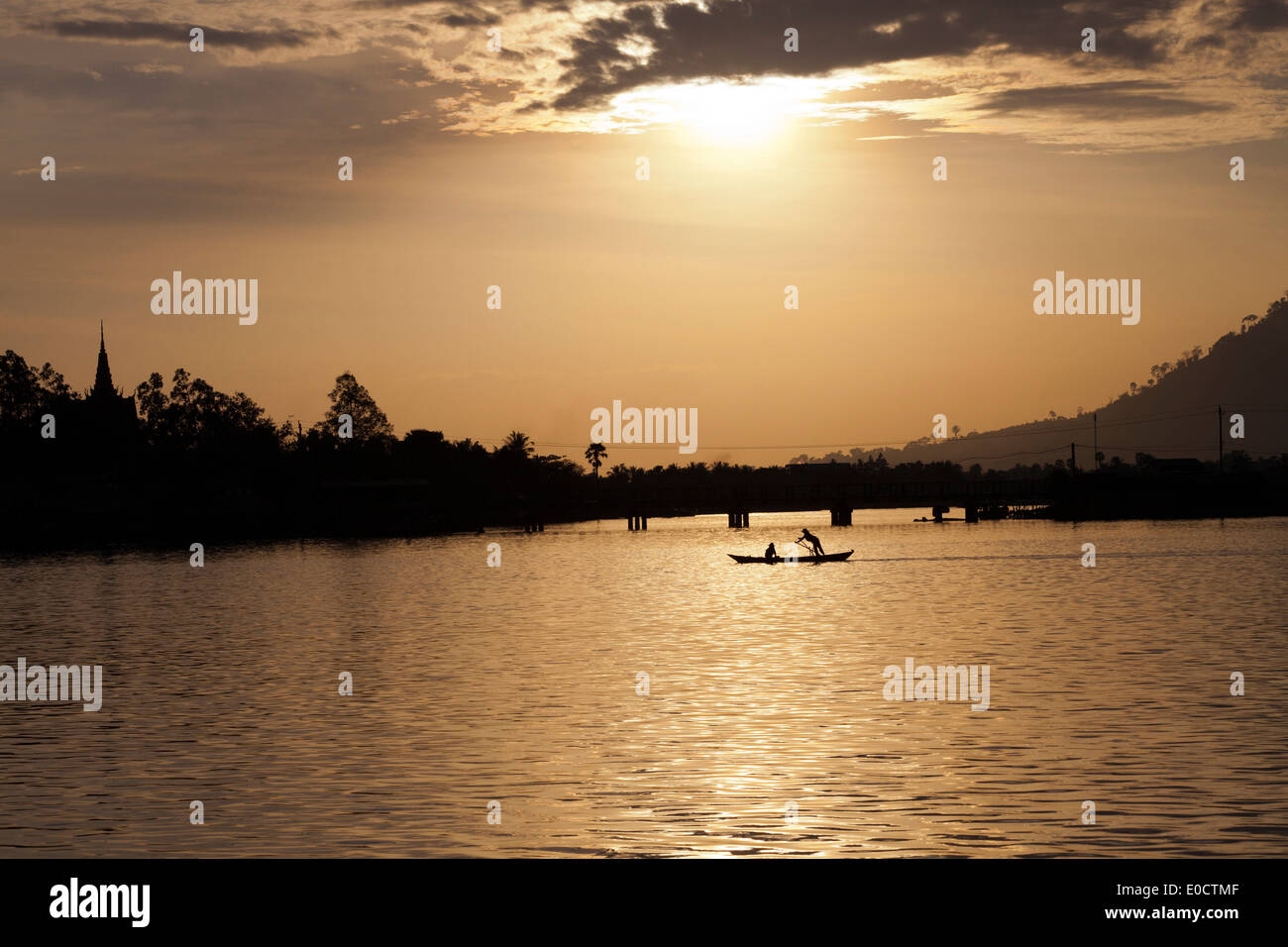 En Kampot en lancha al atardecer en el río Prek Thom, la provincia de Kampot, Camboya, Asia Foto de stock