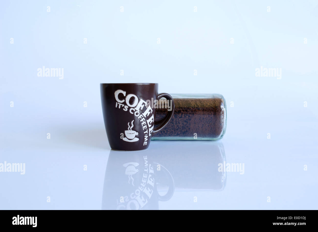 Jarra y envase de cafe con un colador y cafe regado en la mesa Stock Photo