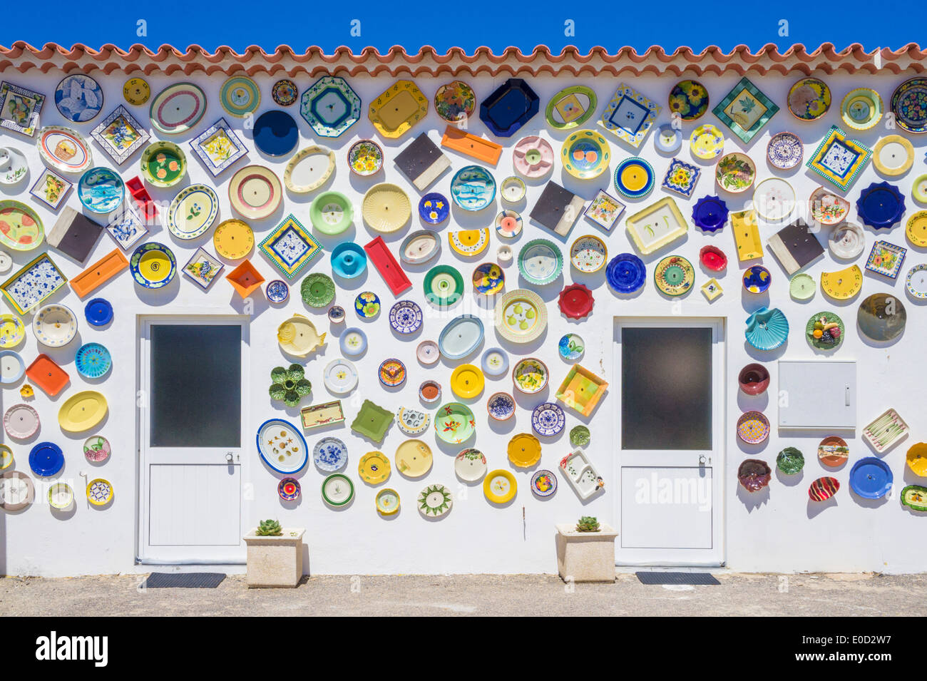 Tienda de souvenirs cerámica tradicional portuguesa con platos decorando las paredes externas Sagres Algarve Portugal Europa UE Foto de stock