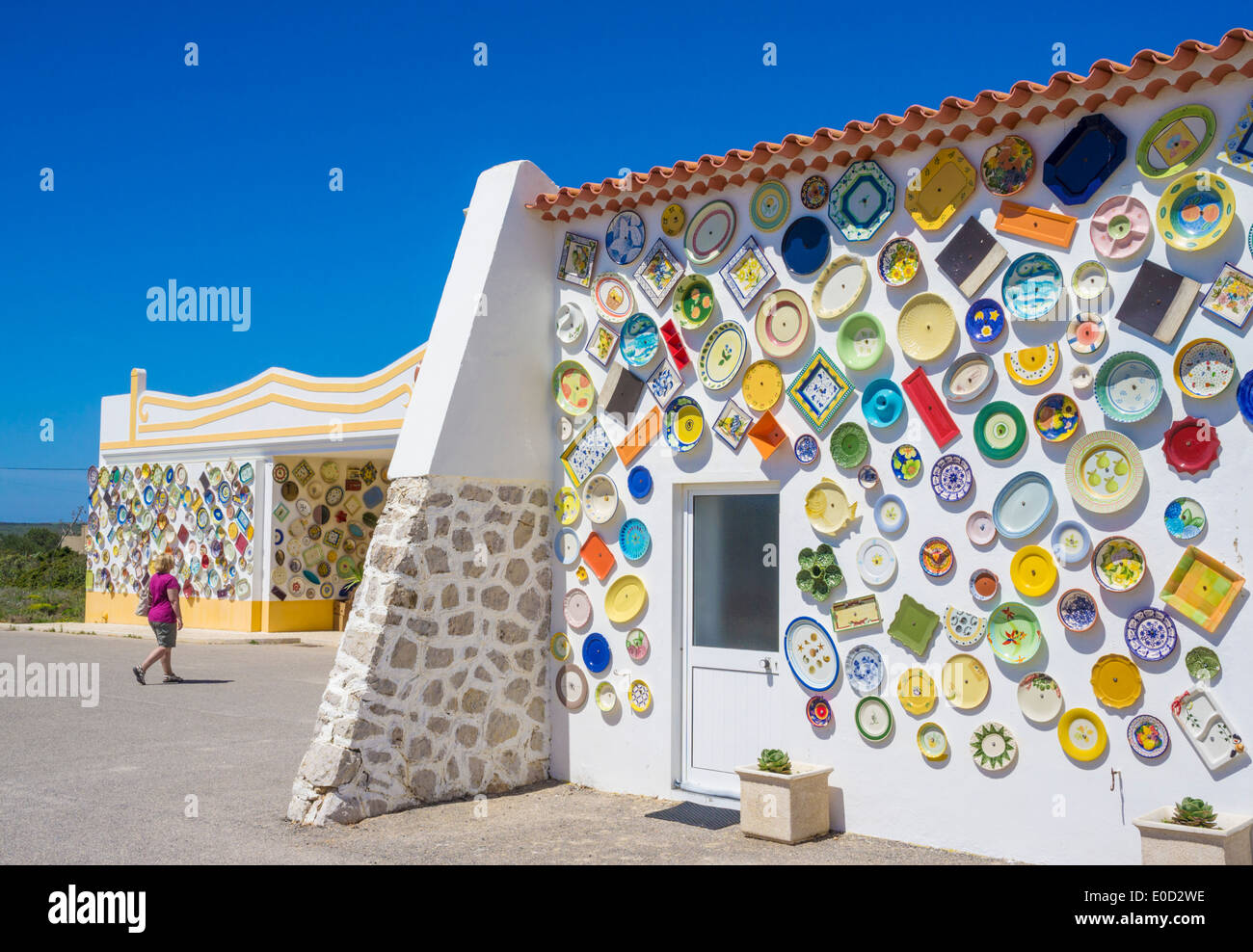 Tienda de souvenirs cerámica tradicional portuguesa con platos decorando las paredes externas Sagres Algarve Portugal Europa UE Foto de stock