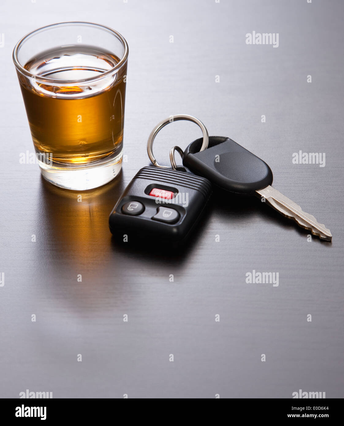 El whisky y las llaves del coche Foto de stock