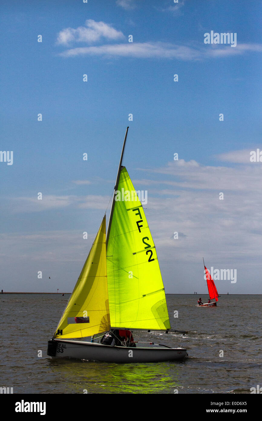 Carreras de yates West Kirby Sailing Club, Liverpool. Mayo de 2014; British Open Team Racing Championships Trophy 2014. Liga Premier de Vela «The Wilson Trophy» 200 marineros de clase olímpica compiten anualmente en el anfiteatro marino de Kirby en uno de los eventos favoritos del mundo, donde cientos de espectadores siguen 300 carreras frenética cortas y agudas en equipos de tres barcos que se disputan en el lago del puerto deportivo para ganar el codiciado título: “Campeón del Trofeo Wilson”. Foto de stock