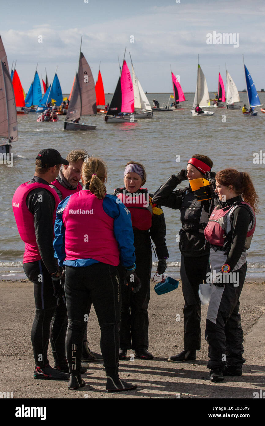 Carreras de yates West Kirby Sailing Club, Liverpool. Mayo de 2014Rutland en el British Open Team Racing Championships Trophy 2014. Liga Premier de Vela «The Wilson Trophy» 200 marineros de clase olímpica compiten anualmente en el anfiteatro marino de Kirby en uno de los eventos favoritos del mundo, donde miles de espectadores siguen 300 carreras frenética cortas y agudas en equipos de tres barcos que se disputan en el lago del puerto deportivo para ganar el codiciado título: “Campeón del Trofeo Wilson”. Foto de stock