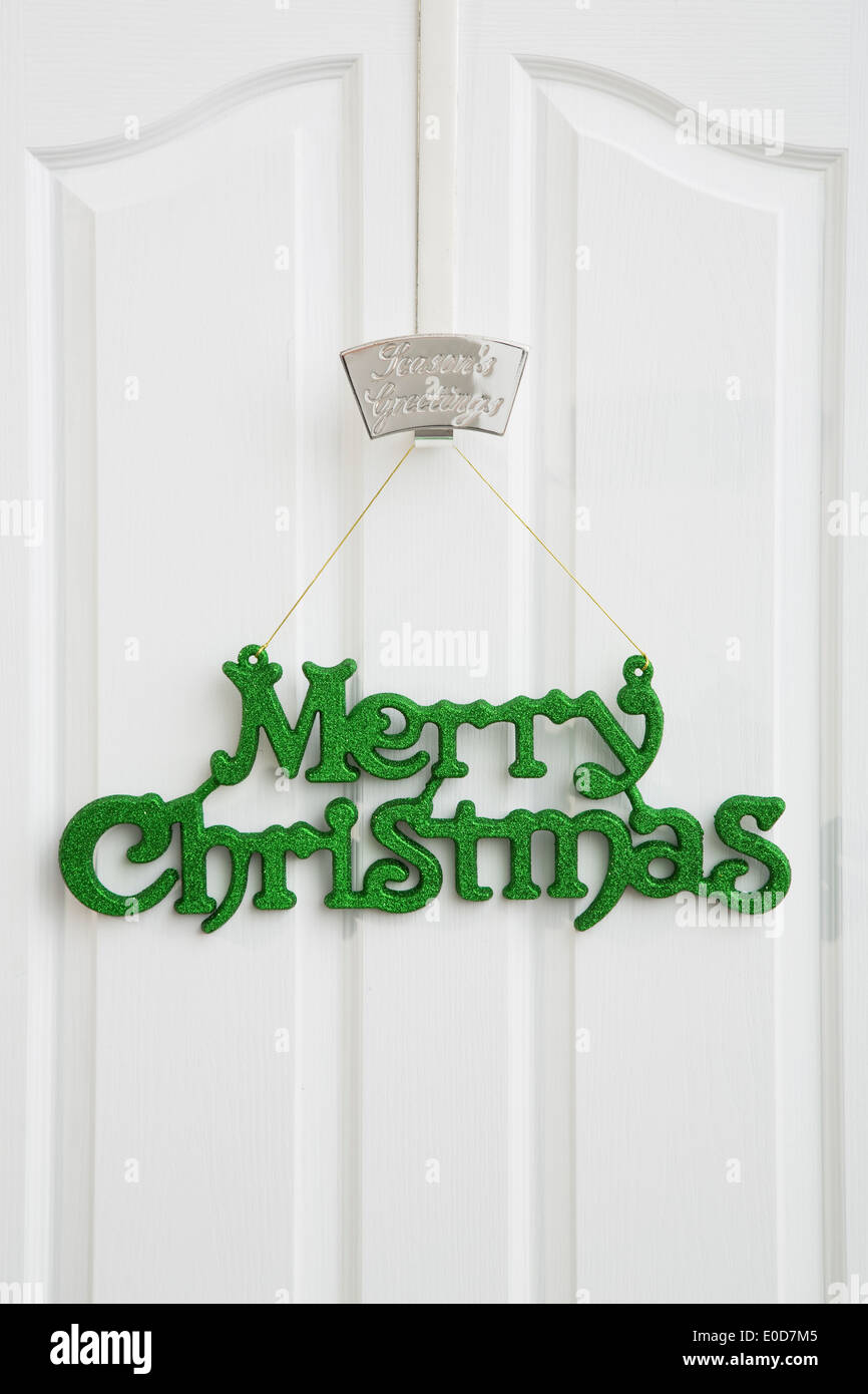 Feliz Navidad cartel colgado en la puerta Foto de stock