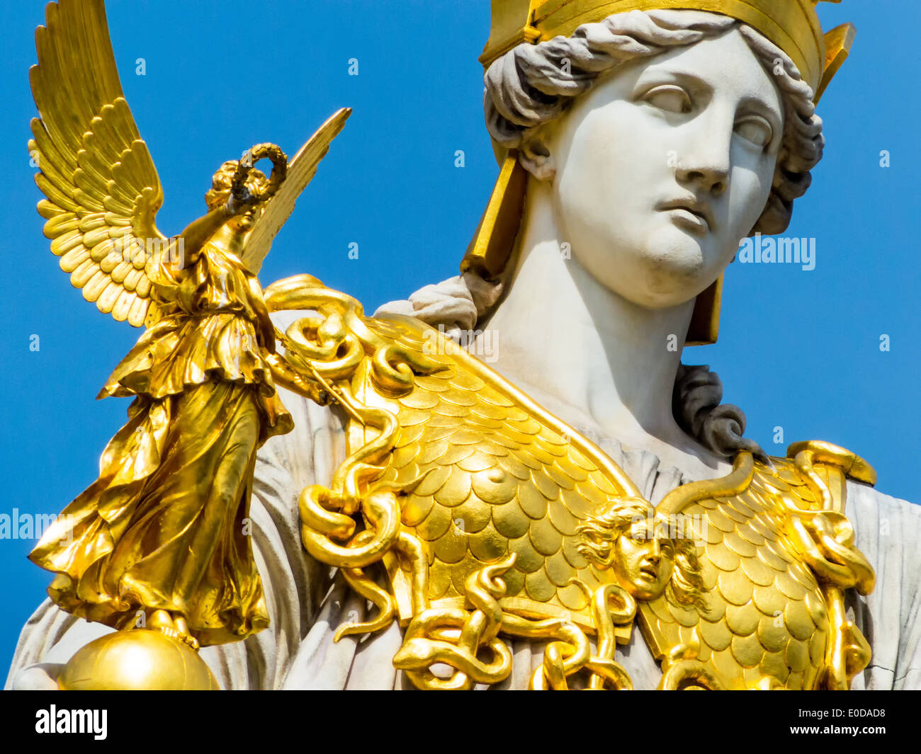 'El parlamento en Viena, ? Sterreich. Con la estatua de ''Pallas Athene'' de la diosa griega de la sabiduría.', 'Dcomo Parlament i Foto de stock