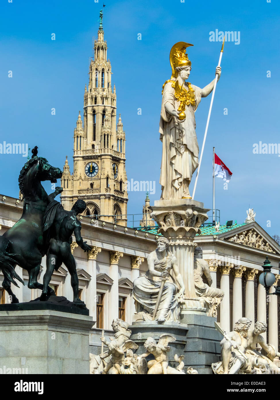 'El parlamento en Viena, ? Sterreich. Con la estatua de ''Pallas Athene'' de la diosa griega de la sabiduría.', 'Dcomo Parlament i Foto de stock
