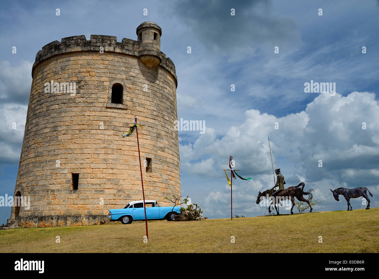 Don Quijote escultura de acero en un castillo de piedra, Atalaya ocultando una torre de agua en Varadero Cuba Foto de stock