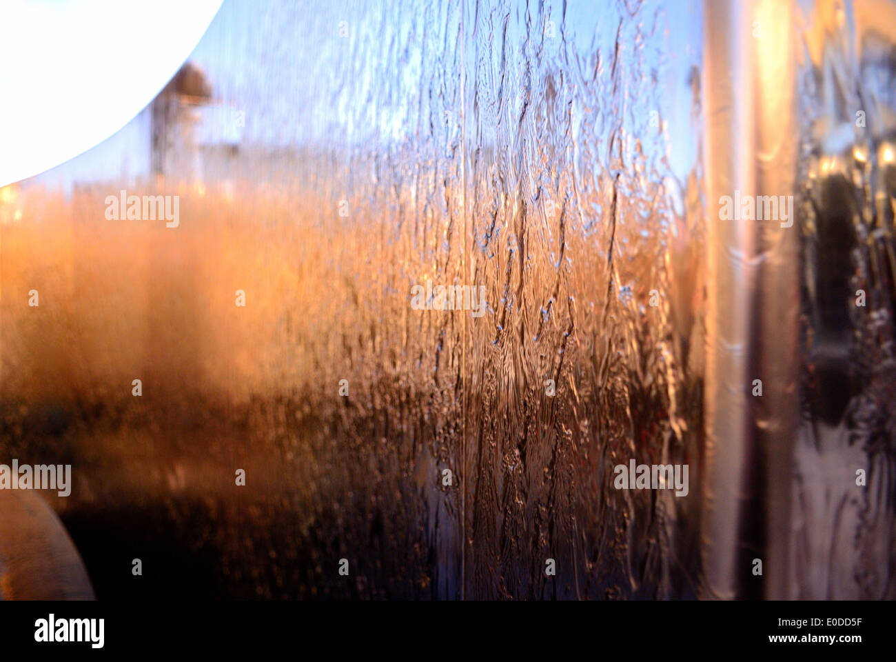 Característica del agua reflejado en la plaza del Milenio, Bristol al atardecer Foto de stock