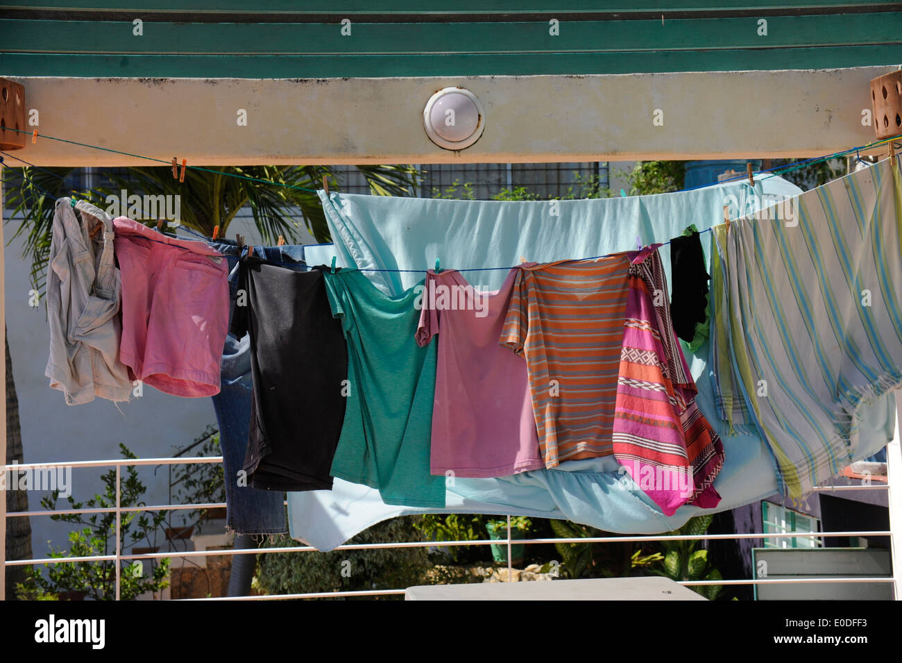 En tendedero de ropa para hombres en México Fotografía de stock - Alamy