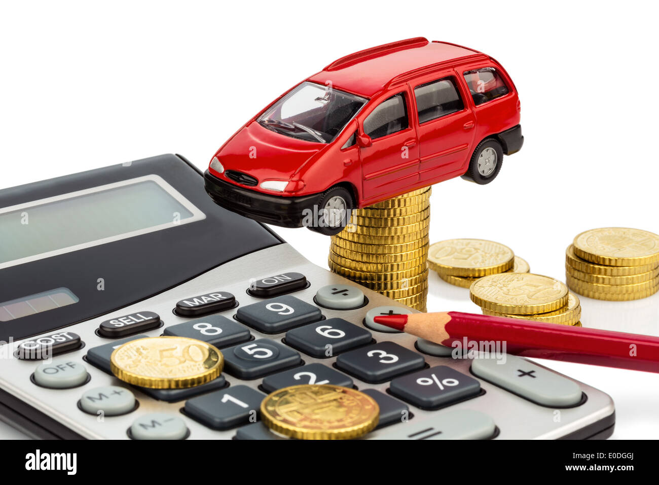 Coche y calculadora de bolsillo. El aumento de los costos por autopurchase,  leasing, taller, repostaje y aseguramiento, Auto und Taschenrechner. S  Fotografía de stock - Alamy